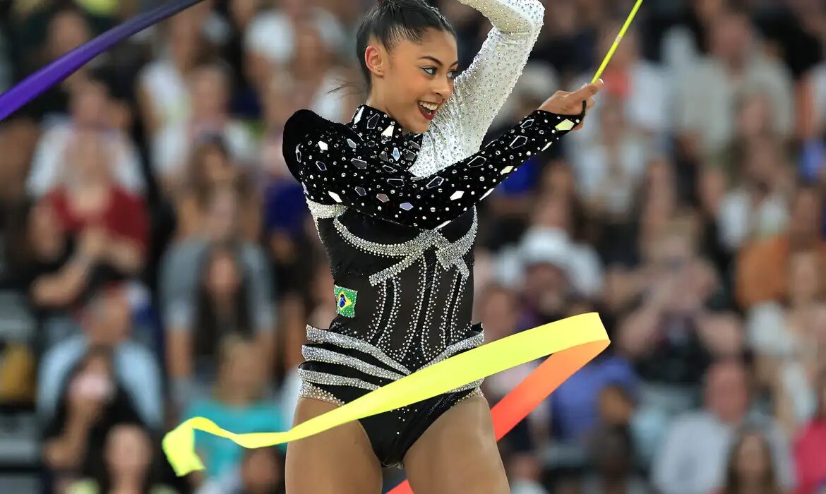 Ginástica rítmica: Paranaense Bárbara Domingos põe Brasil em 1ª final individual