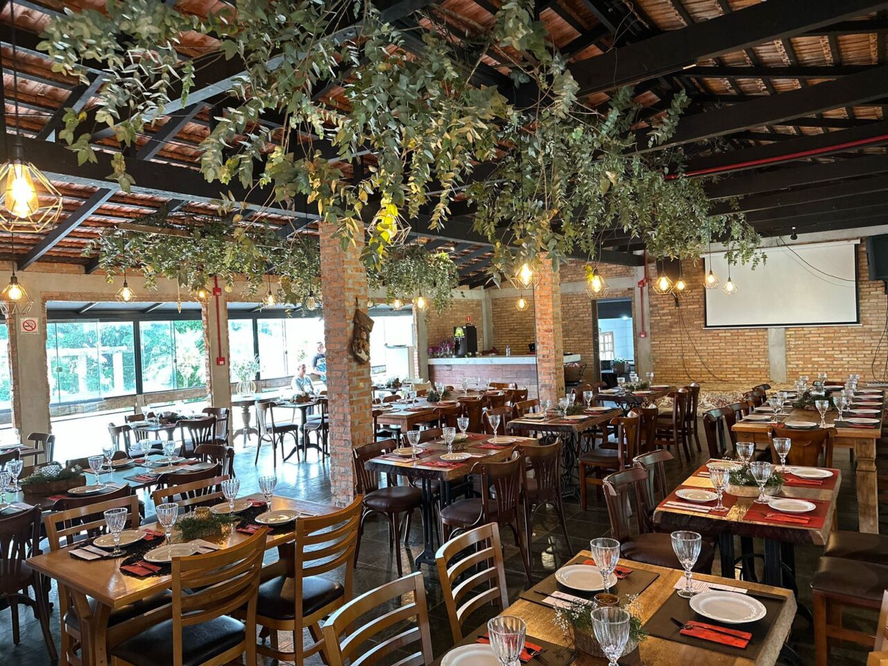 Picanha, costela e chopp à vontade são destaque do almoço no Maverick neste domingo